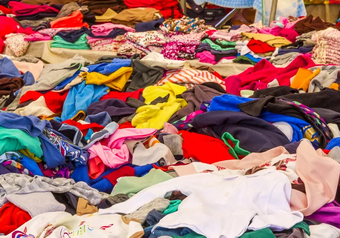 Românii care nu reciclează hainele vechi vor fi penalizați sever. Amenzile usturătoare pe care le vei plăti de la 1 ianuarie 2025