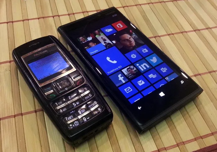 Smartphone-versus-Dump-Phone playtech