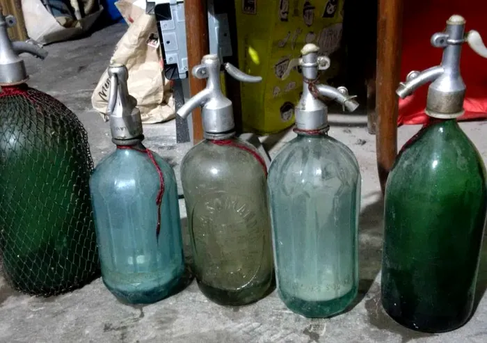 Recipiente de sifon din perioada comunistă