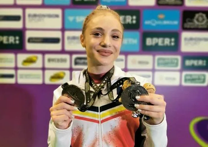 Sabrina Maneca Voinea cu medaliile obținute la Rimini Foto Federația Română de Gimnastică