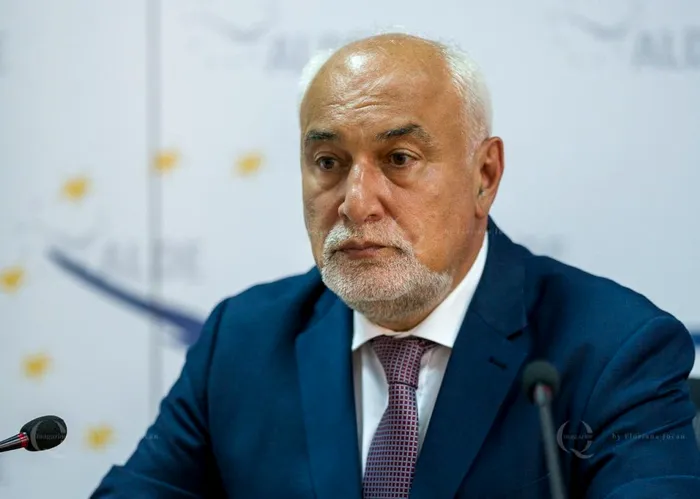 Cum arată Varujan Vosganian la 65 de ani. Politicianul a fost prins pe picior greşit, în trafic