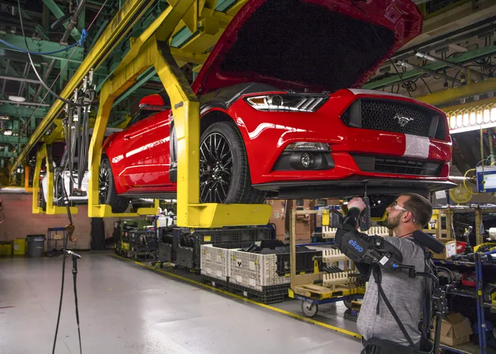 ford exoschelet angajati