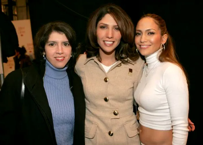 Jennifer Lopez alături de surorile ei