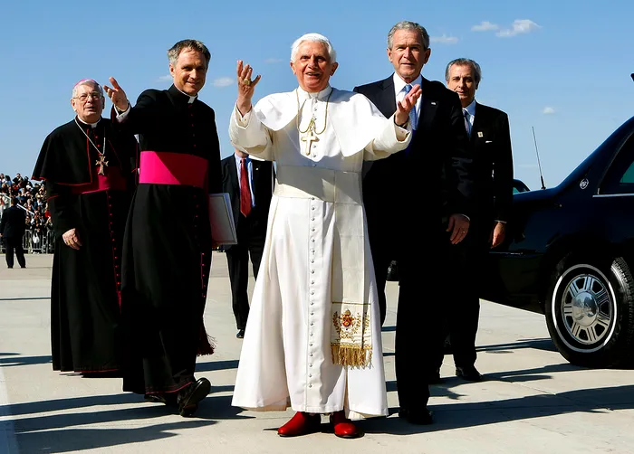 Papa Benedict al XVI-lea si George Bush