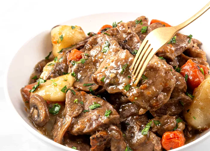 Cât trebuie să ții carnea de porc la oală sub presiune. Secrete ca să iasă fragedă și delicioasă