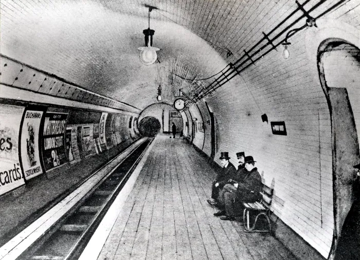 Primul metrou din lume s-a construit la Londra in 1863. Tractiunea se facea cu ajutorul unei masini cu abur. Foto arhiva