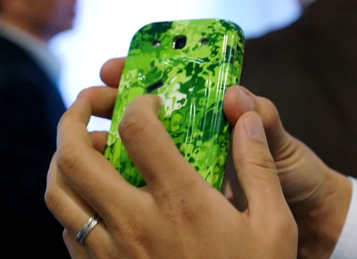 Carcasa smartphone cu senzor biometric