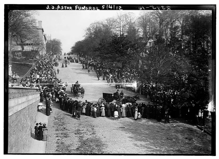 Înmormântarea magnatului John Jacob Astor IV, mai 1912, New York. Fotografie de epocă