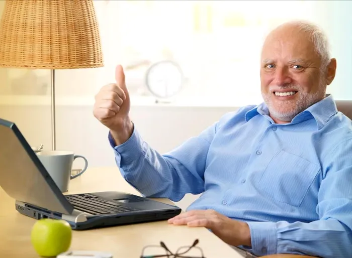 András Arató, inginerul din Ungaria care a devenit meme-le "Hide the Pain Harold"