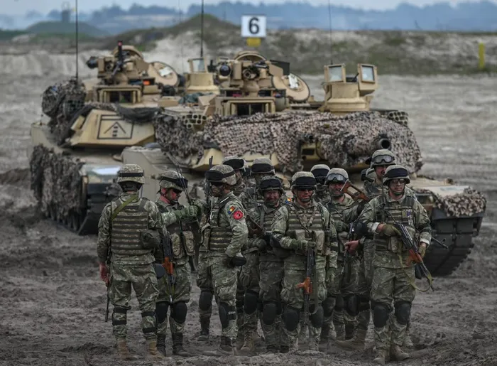 Când ar putea deveni obligatorie Armata în România. În ce condiții ar putea fi reintrodus serviciul militar