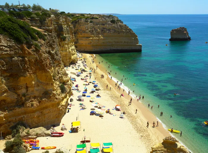 Top 3 cele mai frumoase plaje din Europa în 2025. Sunt binecuvântate cu priveliști frumoase, iar vacanța e ieftină