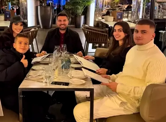Adrian Mutu şi familia (Foto: Instagram)