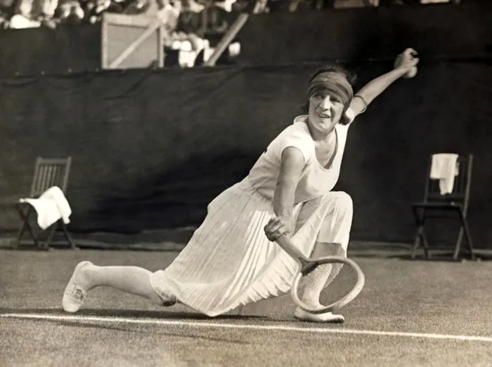 Suzanne Lenglen a devenit o jucătoare de top și o iubită a modei datorită tivurilor mai scurte și eșarfelor de cap, ambele permițându-i mai multă mobilitate pe teren. George RinhartCorbisGetty Images