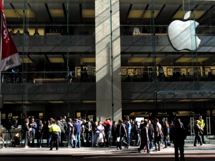 Coada iPhone in fata magazinului Apple