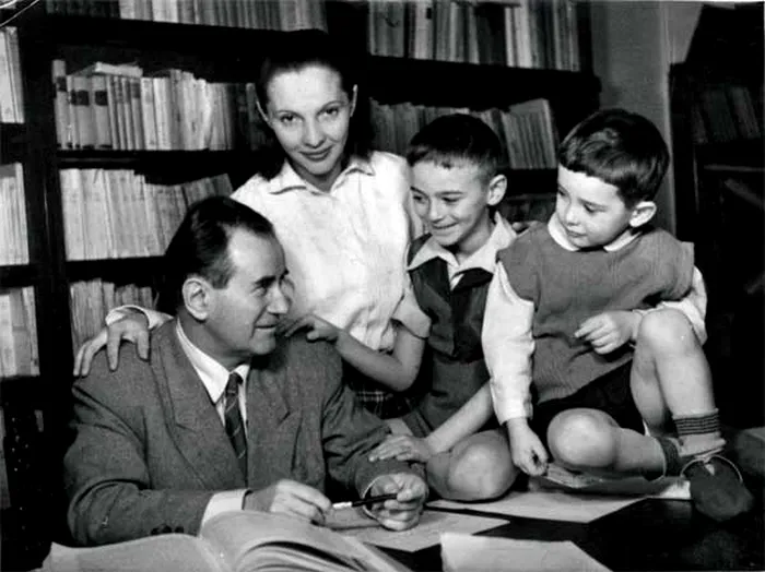 Camil Petrescu si familia sa. Foto arhiva