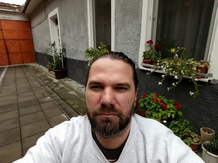 HUAWEI MatePad 12” nu te convinge s-o folosești pentru fotografiere în orice scenarii, dar se descurcă foarte bine în teleconferințe și capturi foto ocazionale