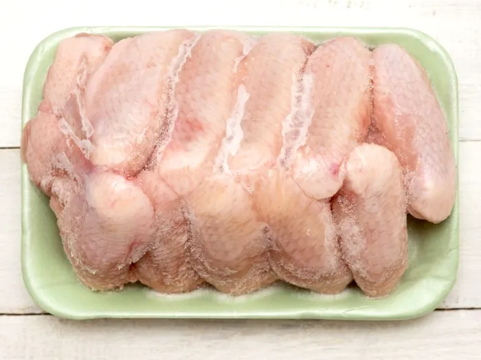 Cum se dezgheaţă corect carnea de pui. Variantele care nu te pun în pericol