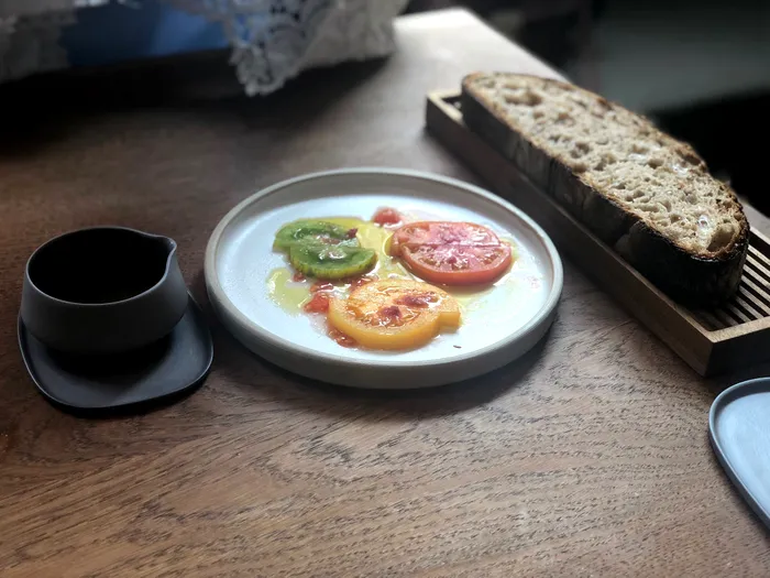 iPhone X Potrait - Relae - Pâine cu maia, ulei de mâsline din Sicilia, roșii proaspete