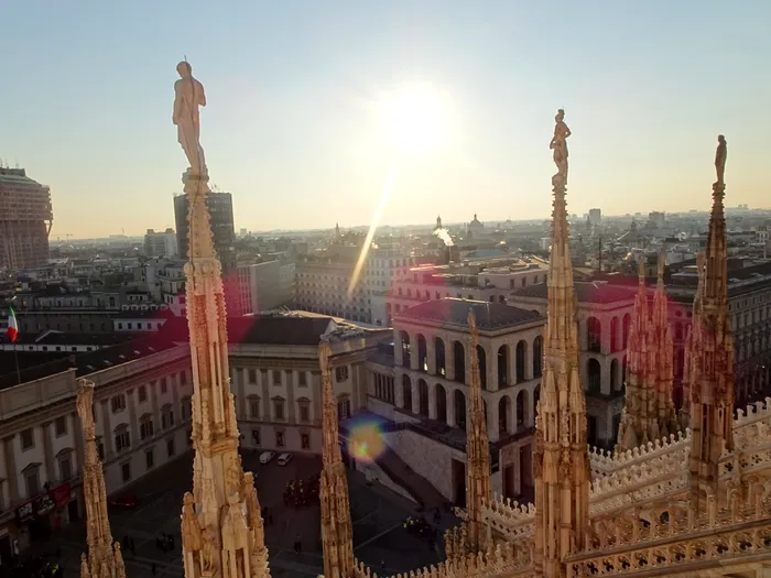 Domul din Milano de deasupra