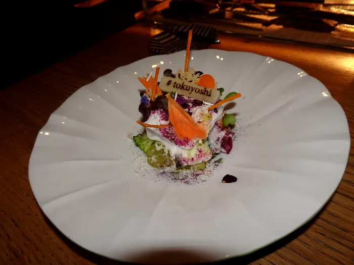 Salată în culori la Tokuyoshi cu spumă de oțet