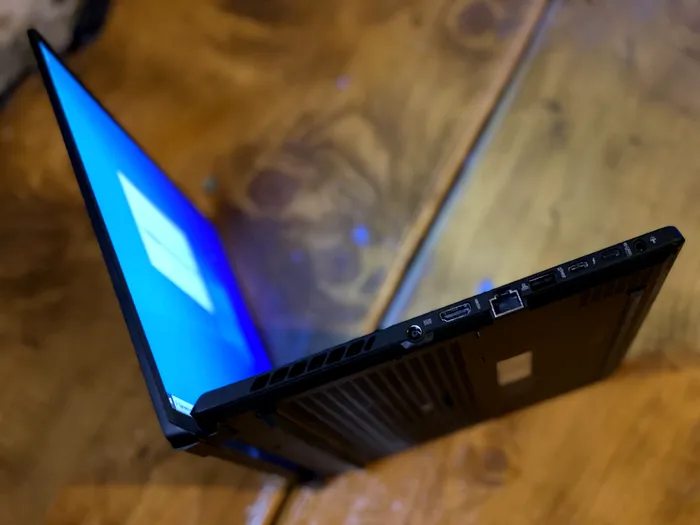 ASUS Zephyrus GU603HM conectica
