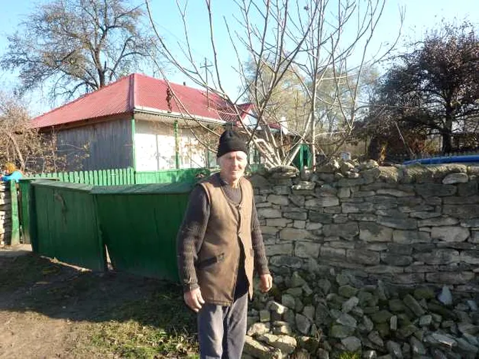 Localnicii in varsta cunosc tehnologia construcţiei gardurilor FOTO Cosmin Zamfirache