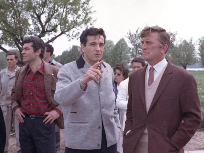 Sergiu Nicolaescu impreuna cu Kirk Douglas in timpul vizitei actorului american pe platourile de la Buftea