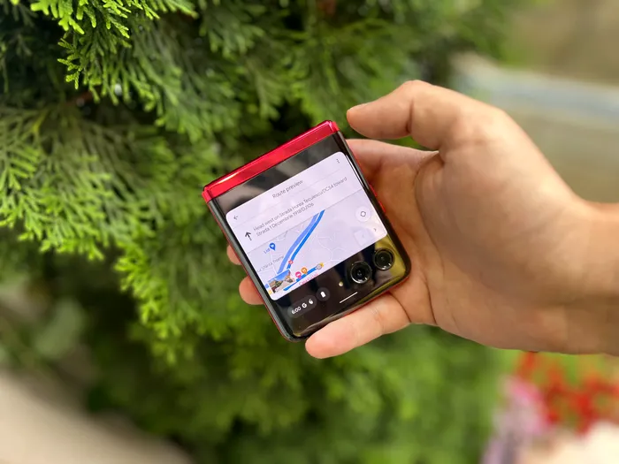 motorola razr 40 ultra - Google Maps pe ecranul exterior