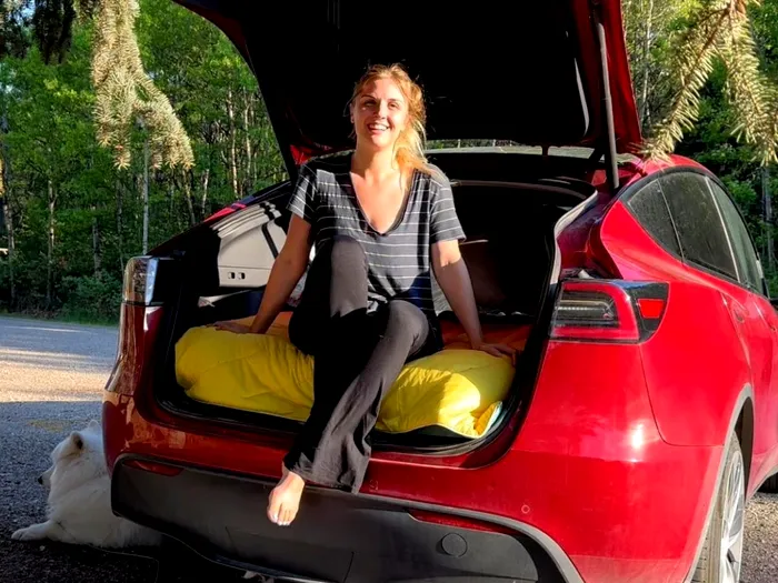 Povestea femeii care locuieste intr-o Tesla, alaturi de un caine si o pisica. A renuntat la job si si-a inchiriat apartamentul