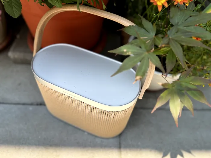 Bang & Olufsen Beosound A5 - interacțiunea cu touch și zona de încărcare wireless Qi
