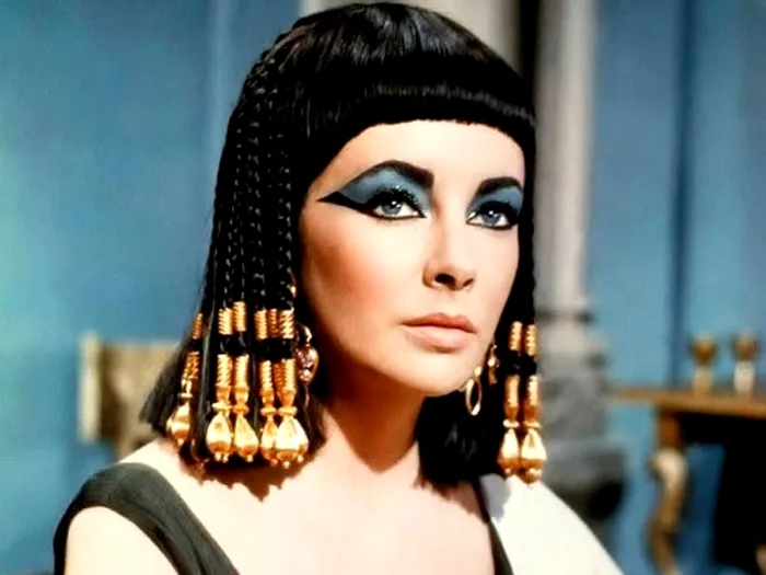 Actrita Elizabeth Taylor in rolul Reginei Cleopatra, in filmul cu acelasi nume din 1962