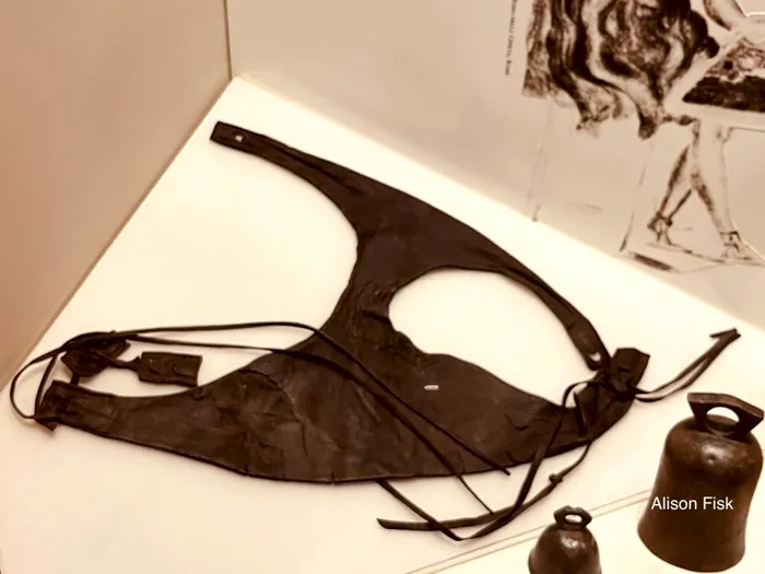 Bikini roman rar din piele, legat de șolduri cu șireturi din piele, datând din perioada 43-100 d.Hr. A fost descoperit în 1953, în timpul săpăturilor unui puț roman de pe Queen Street, Londra, și a fost conservat în condiții umede timp de aproape 2.000 de ani. Acum este expus la Muzeul din Londra.