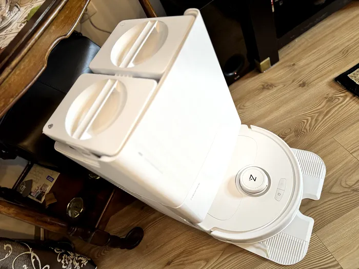 Roborock Qrevo MaxV cu stația de andocare / foto:Playtech.ro