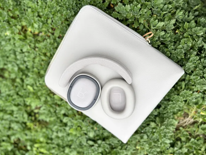 Husa din piele și componente detașabile/înlocuibile de la Beoplay H100 / Foto: Playtech.ro