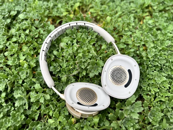 Căștile Bang & Olufsen Beoplay H100 fără părțile detașabile / foto: Playtech.ro