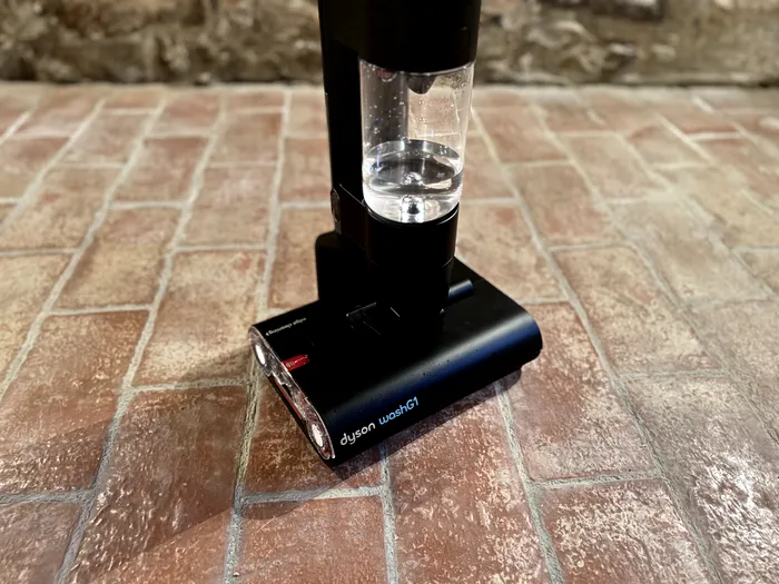 Dyson Wash G1, mopul care ține loc și de aspirator, dacă ai doar gresie și parchet în casă - foto: Playtech.ro