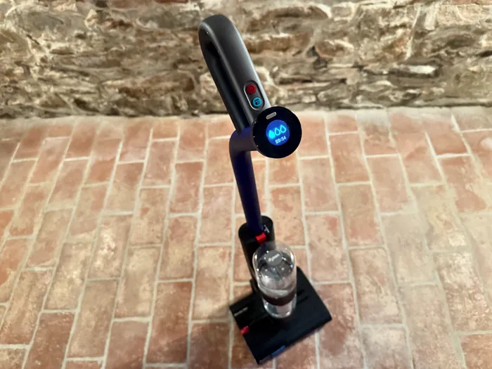 Dyson Wash G1 are un ecran simplu și clar, asistat de trei butoane - foto: Playtech.ro