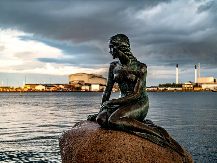 Mica Sirena, celebra statuie din Copenhaga, inspirata de personajul din basmul lui Hans Christian Andersen. Foto Pixabay