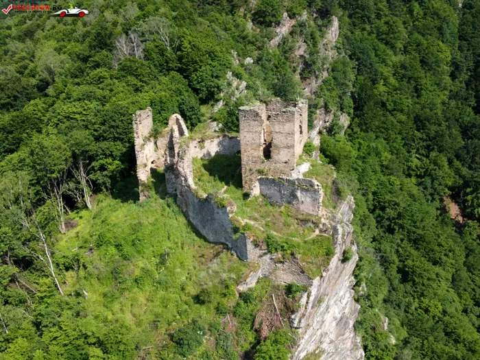 Cetatea Colț, castelul care l-ar fi inspirat pe romancierul Jules Verne să scrie Castelul din Carpați. Foto trecator.ro