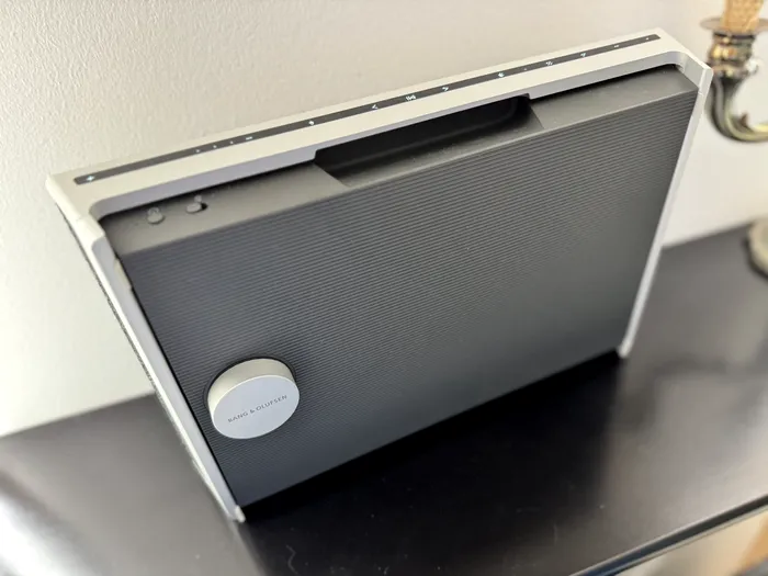 Bang & Olufsen Beosound Level integrează un meniu discret / foto: Playtech