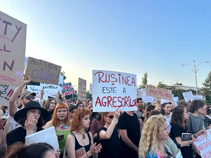 Nicușor Dan, alături de femeile din România