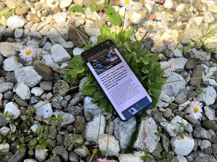 ecranul de la realme GT 7 nu are foarte multe reflexii în soare, indiferent ce ai pe lângă tine