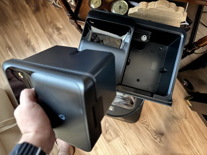 Deși are vase generoase pentru apă curată și murdară, Roborock Saros Z70 ocupă surprinzător de puțin spațiu / foto: Playtech