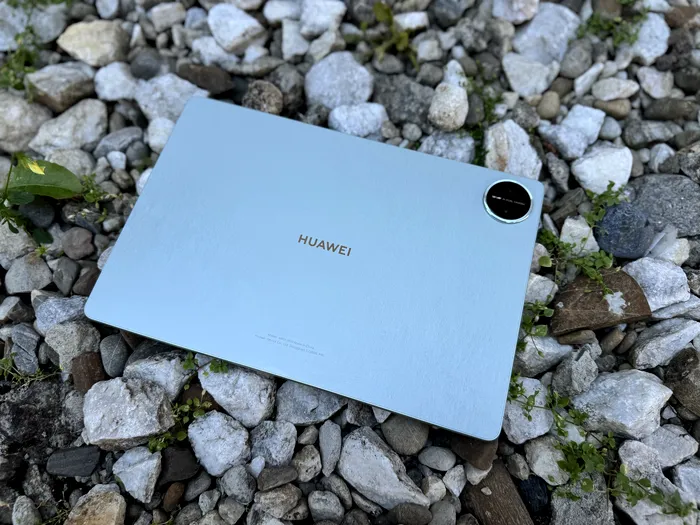 Textura de pe spatele HUAWEI MatePad Pro 12.2 inch sporește aderența într-un mod plăcut / foto: Playtech