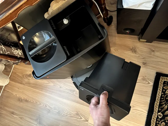Stația de andocare de la Roborock Qrevo 5AE are vase generoase pentru apă curată și murdară / foto: Playtech