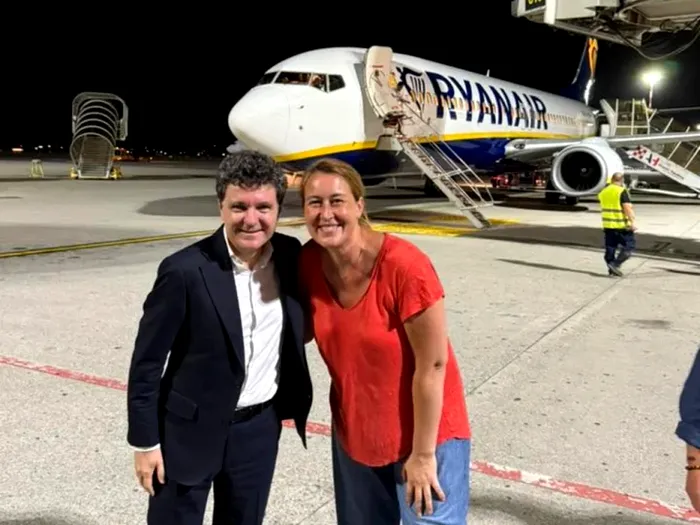 Nicușor Dan, surprins într-un zbor low-cost spre Milano/FOTO: Facebook