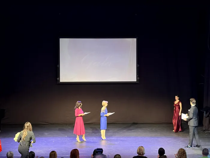 Alexandra Dumitrache, la Gala Tinere Talente, în momentul în care a primit diploma de la Principesa Sofia.Sursa foto: Playtech