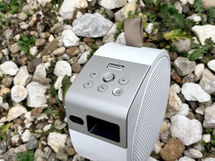 BenQ GV32 se controlează la fel de bine cu telecomanda sau butoanele de pe el