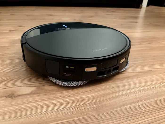 Roborock Saros 20 este mai subțire și mai compact decât în trecut pentru că are mai multe camere pe laterale