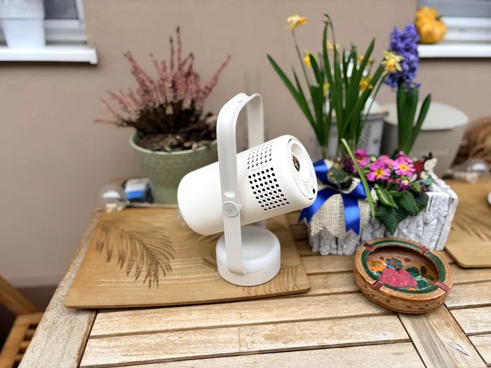 XGIMI Vibe One (Battery Powered) funcționează la fel de bine afară sau în confortul căminului